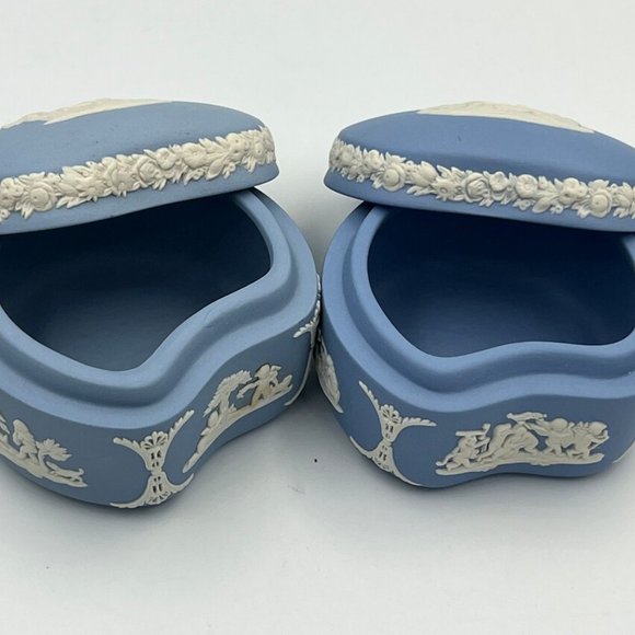 Pair of Vintage Wedgwood Blue Jasperware Cupid Design Kidney Bean Shaped Trinket - Picture 3 of 5